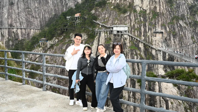 尊龙官方网站风管销售中心员工在安徽明堂山景区照片