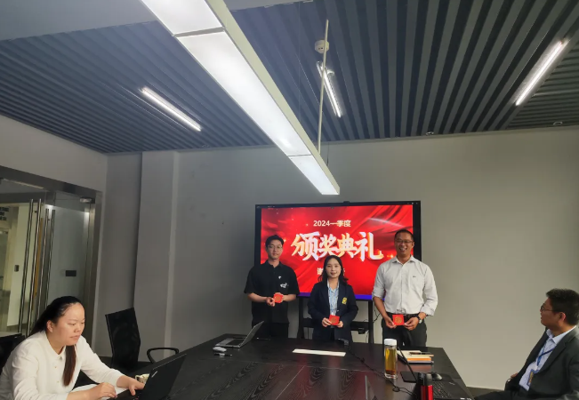 尊龙官方网站风管销售中心员工一季度颁奖