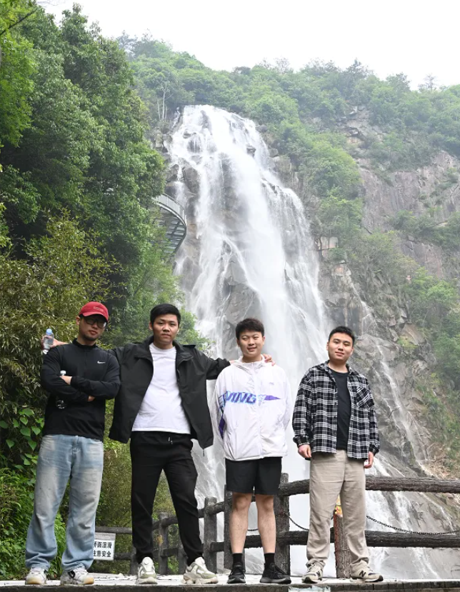 尊龙官方网站风管销售中心员工在安徽明堂山景区照片