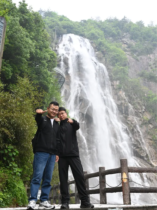 尊龙官方网站风管销售中心员工在安徽明堂山景区照片